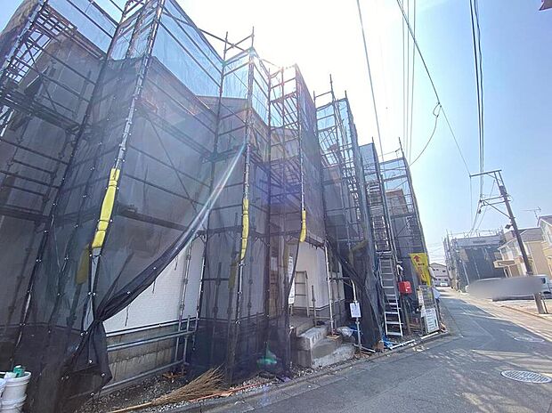 【前面道路含む現地写真】一戸建ての大きなメリットは、「自分の土地」を自由に使えること。好きなペットが飼えるほか、ガーデニングやＤＩＹ、車やバイクの手入れなど様々な趣味を楽しめます♪