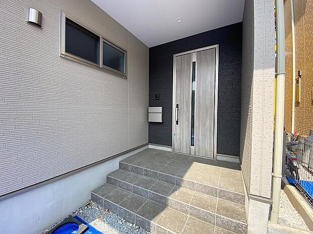 【☆Entrance☆】お家に出会う人々を迎える玄関だからこそ、広々清潔感あふれる空間にしたいものです。採光・通風にも配慮された設計で毎日明るい空間をキープします♪