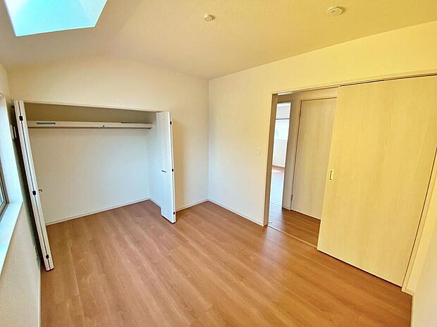 【☆Room☆】居室に完備の収納は、お部屋を広々使うことが出来る優れもの！大切な思い出の品や、「今は使わない」季節ものを大切に保管♪スッキリ綺麗なお部屋で、趣味の時間も更に充実♪