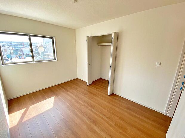 【☆Room☆】居室のサッシにはペアガラスを採用、高い断熱性による省エネと結露対策に有効です。室内を快適な空間に代えてくれます。現地の採光や通風も実際にご確認下さいませ♪