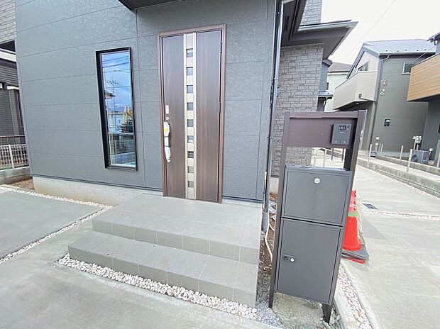 【現地外観写真】☆ファミリーカーの需要が多い中、駐車場も広めに確保いたしました。マンションとは違う敷地内駐車。ご主人様のお車のお手入れにも気合が入りますね。