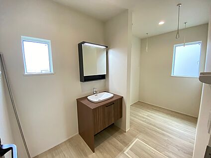 ☆Powder Room☆ 十分な大きさの洗面台は収納もさる