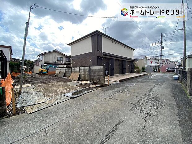 【前面道路含む現地写真】☆街に溶け合う美しい景観を生みだしているにも関わらず、採光や風通しを考えて設計された間取り。近隣との視線を考え、街全体で調整される窓位置。外観だけでなく、そこに住まうご家族の心地よさを最優先しました。