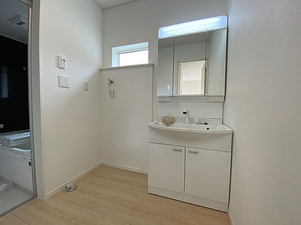 【☆Powder Room☆ 】☆Powder Room☆
収納スペースもバッチリなこちらの洗面化粧台。忙しい朝の時間にお役立ち!化粧品やヘアケア用品など細かな物もしっかり収納しておけるから「あれ?アレどこだっけ?」がなくなること間
