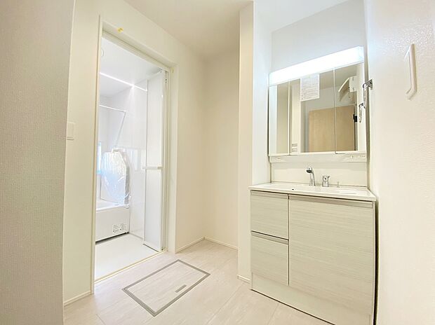 【☆Powder Room☆ 】☆Powder Room☆
収納スペースもバッチリなこちらの洗面化粧台。忙しい朝の時間にお役立ち!化粧品やヘアケア用品など細かな物もしっかり収納しておけるから「あれ?アレどこだっけ?」がなくなること間