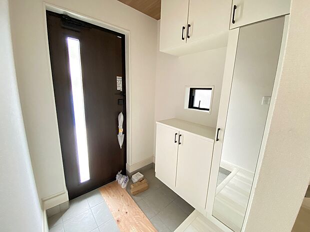 【玄関】空が広く大きく感じる安らぎ溢れる住環境◎暮らしやすさを追求した間取り♪
毎日、早く帰りたくなるお住まいになりそうです。