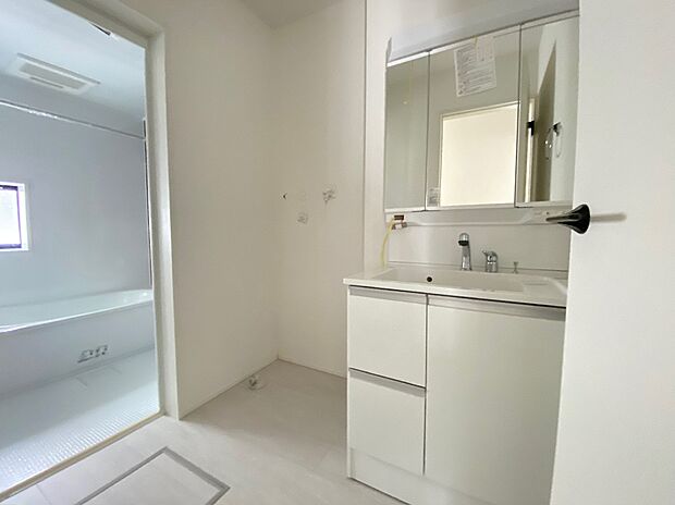 【☆Powder Room☆ 】☆Powder Room☆
収納スペースもバッチリなこちらの洗面化粧台。忙しい朝の時間にお役立ち!化粧品やヘアケア用品など細かな物もしっかり収納しておけるから「あれ?アレどこだっけ?」がなくなること間