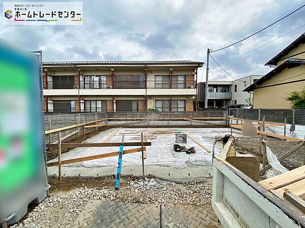 【現地外観写真】一戸建ての大きなメリットは、「自分の土地」を自由に使えること。好きなペットが飼えるほか、ガーデニングやDIY、車やバイクの手入れなど様々な趣味を楽しめます♪