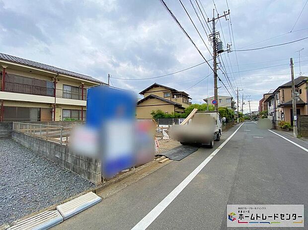 【前面道路含む現地写真】☆子育て環境にはピッタリな落ち着いた雰囲気の住宅地♪戸建ては建物が独立しているため、マンションのように上下階や隣からの騒音を気にせずに過ごせるのもポイントですね♪