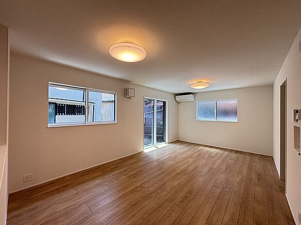 【☆Living Room☆ 】☆Living Room☆
『LDKは家族だんらんをデザイン』家族が集まり一緒の時間がすごせる工夫がされております。何気ない一日のひとコマが何者にも代えがたい宝物になることでしょう♪