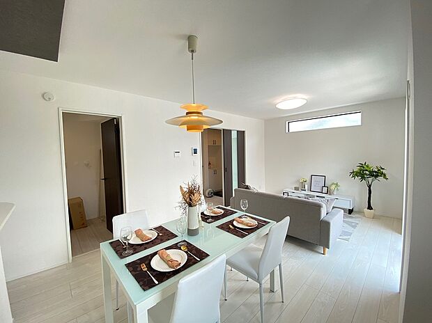 【☆Living Room☆ 】☆Living Room☆
空気感という居心地の良いBGMは、暮らしのステージを彩り、心からのやすらぎと満足感を与えてくれます。