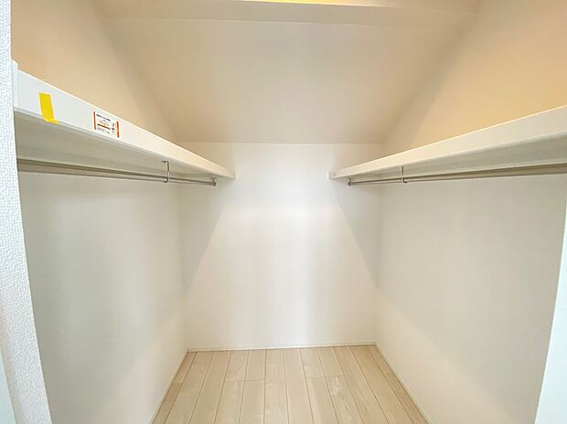 【☆Room☆ 】☆Walk-in-Closet☆
季節物のお洋服や上着もスッキリと収納して頂けます☆毎日お洋服を選ぶのも楽しくなりそうですね♪♪