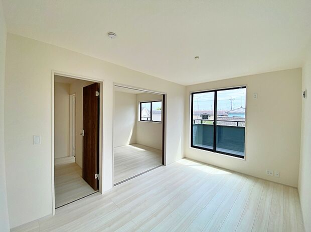 【☆Room☆ 】☆Room☆
大きな窓からたっぷりと陽光が注がれる明るい空間。家族の成長に対応できる永住仕様の間取り。一日の疲れを癒やしてくれる、時を忘れて過ごせる空間。