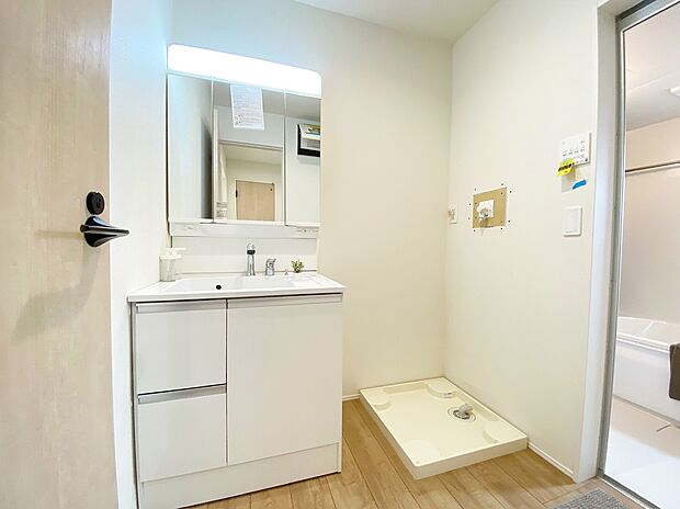 【☆Powder Room☆ 】☆Powder Room☆
十分な大きさの洗面台は収納もさる事ながら、身だしなみチェックや歯磨きなど、朝の慌ただしい時間でもホテルライクなスペースで余裕とゆとりを感じて頂けます。