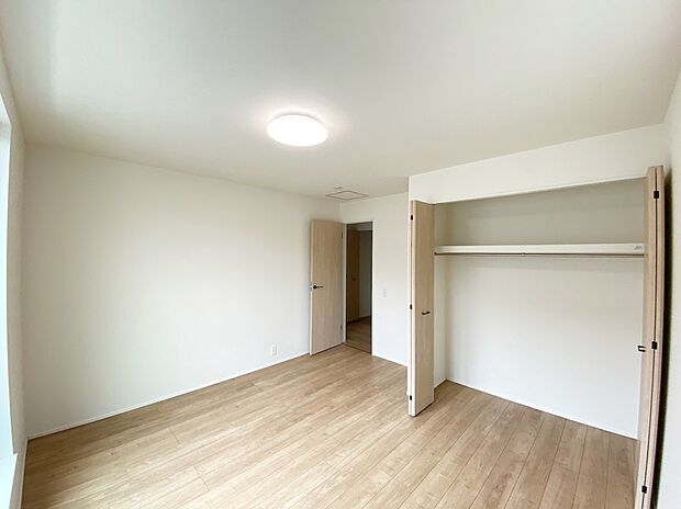 【☆Room☆ 】☆Room☆
各部屋を最大限に広く使って頂ける様、全居住スペースに収納付。プライベートルームはゆったりと快適に。