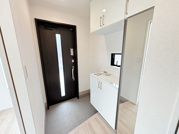 【☆Entrance☆ 】☆Entrance☆
上質感漂う玄関と廊下。居住者の帰り、訪れる方を優しく迎える・安らぎに満ちた生活空間を予感させる。健やかな暮らしを楽しめそう。