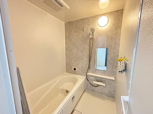 【☆System Bath☆ 】☆System Bath☆
半身浴も楽しめる一坪タイプの浴室は、防カビ仕様となっており、お掃除も楽々です。浴室乾燥機を完備し雨の日のお洗濯も安心です。