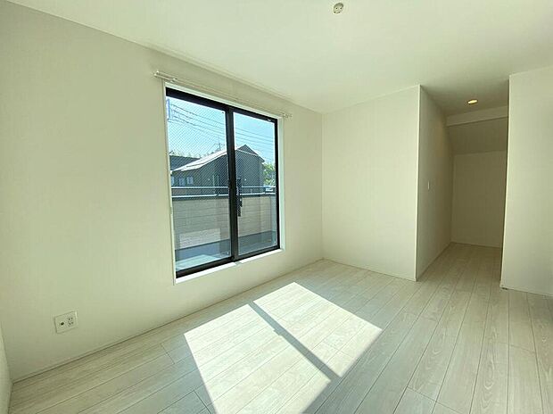 【リビング以外の居室】バルコニーに面したお部屋は、通風・採光共に良好な上、解放感タップリ♪
明るいお部屋は住まう人の心も明るくしてくれますね☆