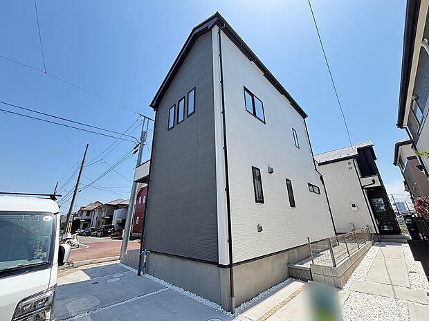 【前面道路含む現地写真】☆街に溶け合う美しい景観を生みだしているにも関わらず、採光や風通しを考えて設計された間取り。近隣との視線を考え、街全体で調整される窓位置。外観だけでなく、そこに住まうご家族の心地よさを最優先しました。