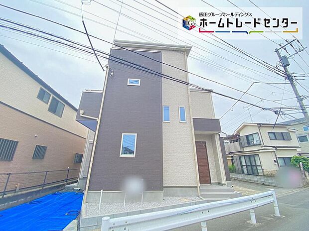 【前面道路含む現地写真】☆街に溶け合う美しい景観を生みだしているにも関わらず、採光や風通しを考えて設計された間取り。近隣との視線を考え、街全体で調整される窓位置。外観だけでなく、そこに住まうご家族の心地よさを最優先しました。