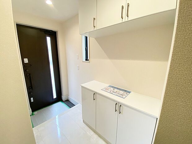 【☆Entrance☆ 】☆Entrance☆
上質感漂う玄関と廊下。居住者の帰り、訪れる方を優しく迎える・安らぎに満ちた生活空間を予感させる。健やかな暮らしを楽しめそう。