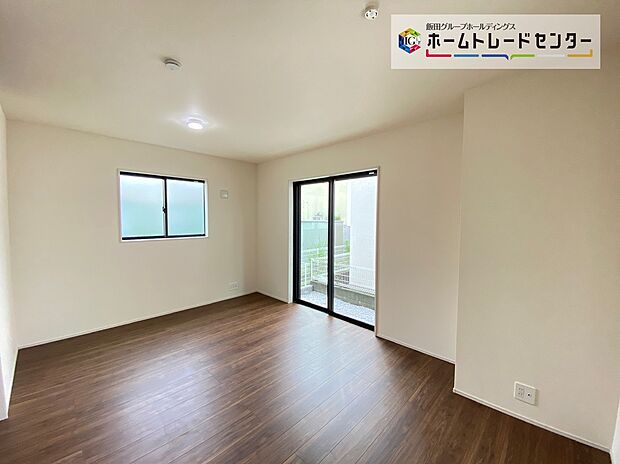 【☆Living Room☆ 】☆Living Room☆
会話が弾むリビング、料理が愉しくなるキッチン。家は、ただ生活する場ではなく、暮らしを愉しく、快適にする場所。笑顔の毎日、安らぎの日々のために、最新の設備・仕様を採用。