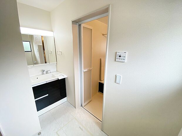 【☆Powder Room☆ 】☆Powder Room☆
収納スペースもバッチリなこちらの洗面化粧台。忙しい朝の時間にお役立ち!化粧品やヘアケア用品など細かな物もしっかり収納しておけるから「あれ?アレどこだっけ?」がなくなること間