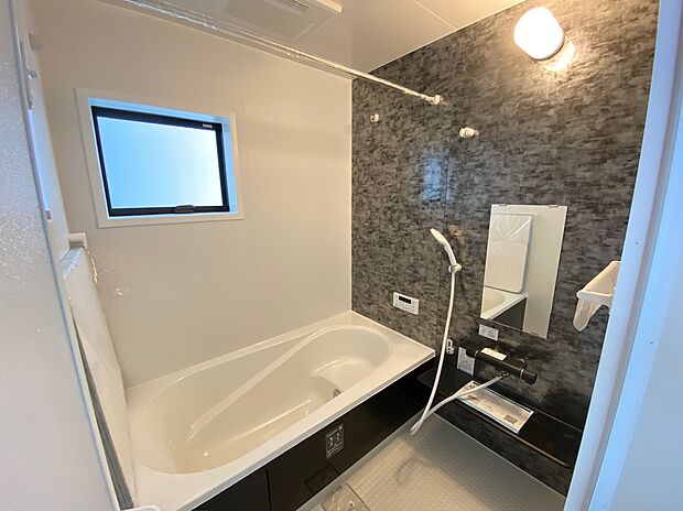 【☆System Bath☆】☆System Bath☆
半身浴も楽しめる一坪タイプの浴室は、防カビ仕様となっており、お掃除も楽々です。浴室乾燥機を完備し雨の日のお洗濯も安心です。