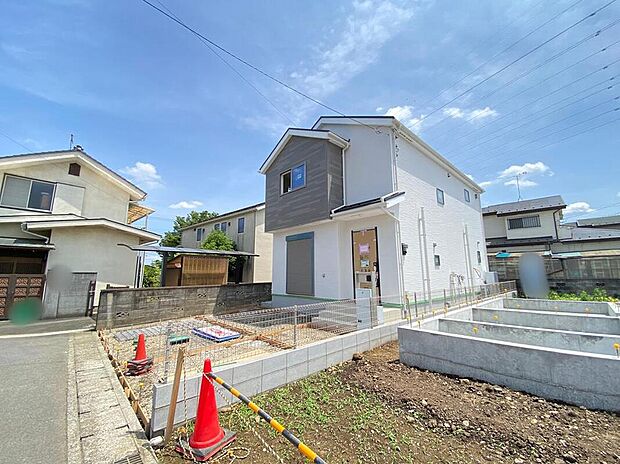【現地外観写真】☆街に溶け合う美しい景観を生みだしているにも関わらず、採光や風通しを考えて設計された間取り。近隣との視線を考え、街全体で調整される窓位置。外観だけでなく、そこに住まうご家族の心地よさを最優先しました。
