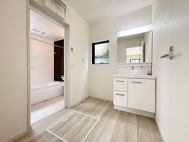 【☆Powder Room☆ 】☆Powder Room☆
収納スペースもバッチリなこちらの洗面化粧台。忙しい朝の時間にお役立ち!化粧品やヘアケア用品など細かな物もしっかり収納しておけるから「あれ?アレどこだっけ?」がなくなること間