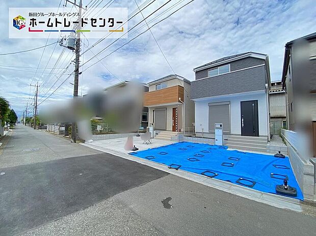 【前面道路含む現地写真】☆街に溶け合う美しい景観を生みだしているにも関わらず、採光や風通しを考えて設計された間取り。近隣との視線を考え、街全体で調整される窓位置。外観だけでなく、そこに住まうご家族の心地よさを最優先しました。