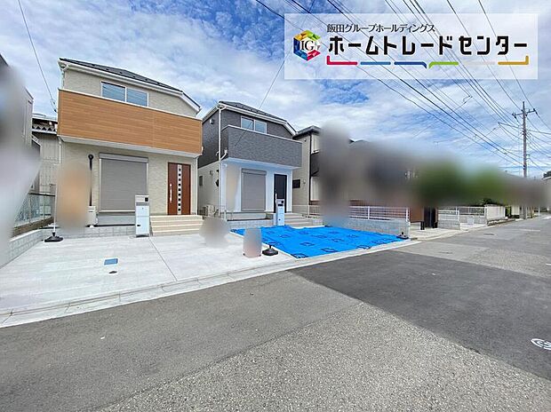 【前面道路含む現地写真】☆街に溶け合う美しい景観を生みだせるシンプルシックでおしゃれな外観と住み心地を考え貫いた設計!「ゆとりある落ち着いた暮らし」を叶えます♪