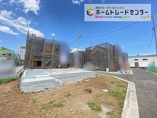 【前面道路含む現地写真】☆街に溶け合う美しい景観を生みだせるシンプルシックでおしゃれな外観と住み心地を考え貫いた設計！「ゆとりある落ち着いた暮らし」を叶えます♪