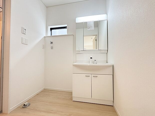 【☆Powder Room☆ 】☆Powder Room☆
収納スペースもバッチリなこちらの洗面化粧台。忙しい朝の時間にお役立ち!化粧品やヘアケア用品など細かな物もしっかり収納しておけるから「あれ?アレどこだっけ?」がなくなること間