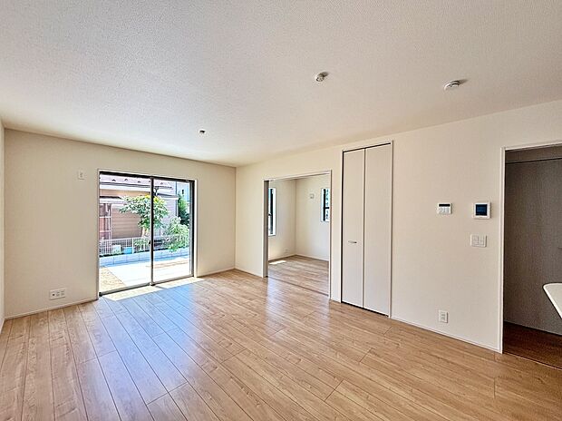 【☆Living Room☆ 】☆Living Room☆
窓から陽光が降り注ぐリビング・ダイニング・キッチン。家族が集うにふさわしい、ゆとりある空間です♪
