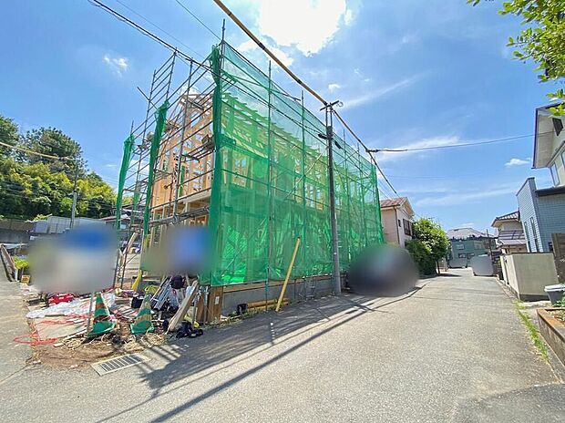 【前面道路含む現地写真】☆物件の陽当りや通風・仕様設備やお部屋の大きさの比較、近隣・周辺環境や街並みなど、資料には掲載していない情報が現地にはたくさんあります。　是非一度、現地をご確認ください♪
