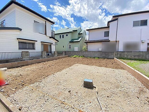 【現地外観写真】☆忙しく過ぎゆく日常を置き去るほど、ゆったりした時間が流れる住環境。『快適』とは「家」と「街」と「環境」が調和した時に訪れるだと改めて感じさせる永住邸がこちらです。