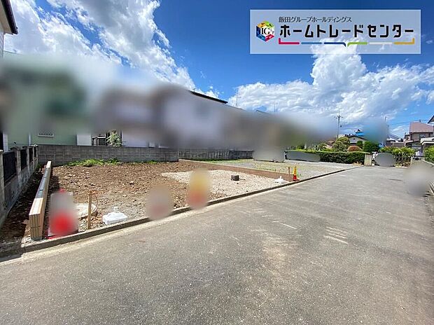 【前面道路含む現地写真】☆街に溶け合う美しい景観を生みだしているにも関わらず、採光や風通しを考えて設計された間取り。近隣との視線を考え、街全体で調整される窓位置。外観だけでなく、そこに住まうご家族の心地よさを最優先しました。