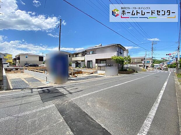 【前面道路含む現地写真】☆通風・採光を考慮し、細部までこだわった開放感溢れるお住まい。前面道路も広く、日当たり良好です！カースペースも嬉しい2台分！来客時にも便利です◎