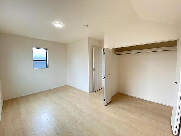 【リビング以外の居室】うららかな陽射しがどのお部屋にも降り注ぎますように、快適さを追求し尽くした間取り。得難い立地環境での生活を恵みの豊かな永住の地へと変えてくれることでしょう…