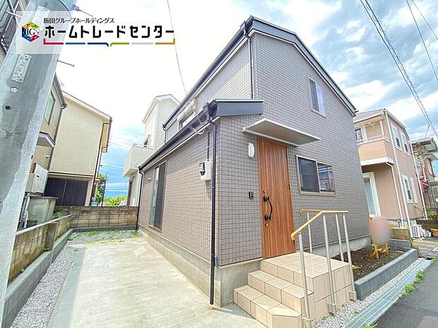 【前面道路含む現地写真】☆前面道路は車通りが多くないので、お車の出し入れもラクラクです♪一戸建ては都心部などの物件を除き、駐車スペース付きの物件が一般的。玄関と駐車スペースとの行き来もしやすく、天候が悪い日などに便利です。