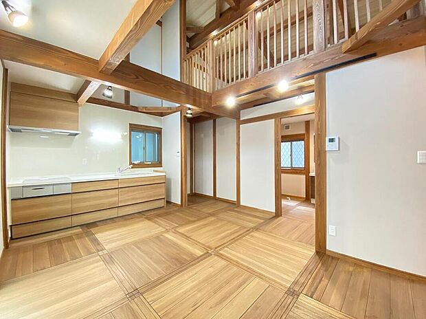 【リビング】空気感という居心地の良いＢＧＭは、暮らしのステージを彩り、心からのやすらぎと満足感を与えてくれます。通風と採光を考慮したリビングは地域の鼓動を感じながらお寛ぎ頂けます♪