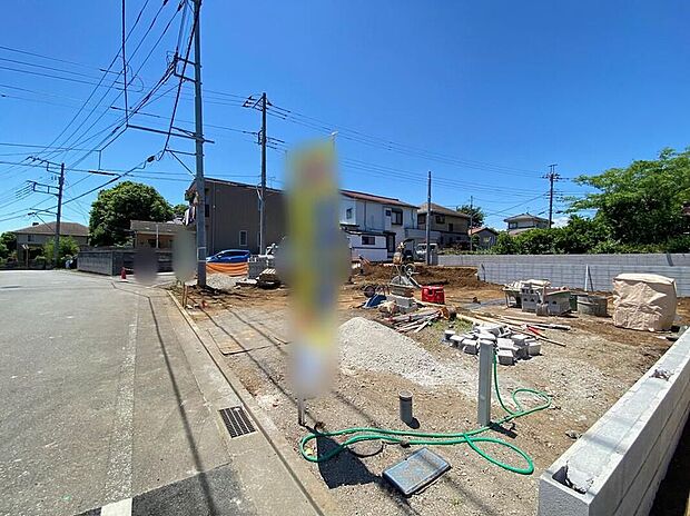【現地外観写真】☆一戸建ての大きなメリットは、「自分の土地」を自由に使えること。好きなペットが飼えるほか、ガーデニングやＤＩＹ、車やバイクの手入れなど様々な趣味を楽しめます♪