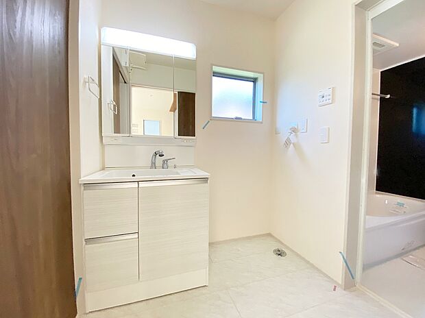 【☆Powder Room☆ 】☆Powder Room☆
収納スペースもバッチリなこちらの洗面化粧台。忙しい朝の時間にお役立ち!化粧品やヘアケア用品など細かな物もしっかり収納しておけるから「あれ?アレどこだっけ?」がなくなること間