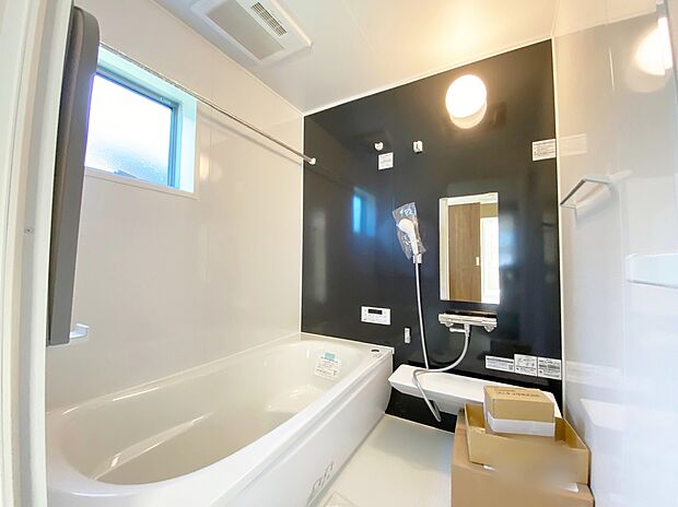 【☆System Bath☆ 】☆System Bath☆
半身浴も楽しめる一坪タイプの浴室は、防カビ仕様となっており、お掃除も楽々です。浴室乾燥機を完備し雨の日のお洗濯も安心です。