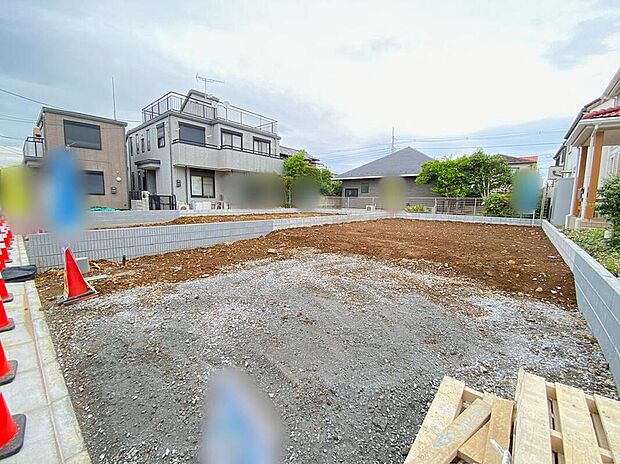 【現地外観写真】2路線利用可能で通勤通学に便利☆駐車スペースもゆとりある広さを確保しております。収納豊富・住みやすい間取りを、ぜひ現地でお確かめください♪