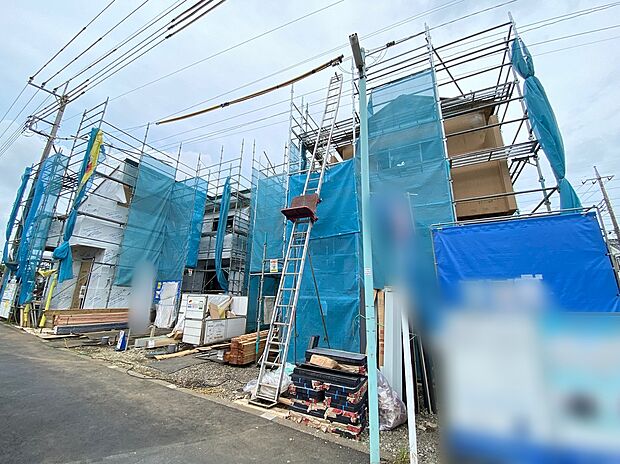 【現地外観写真】☆街に溶け合う美しい景観を生みだせるシンプルシックでおしゃれな外観と住み心地を考え貫いた設計！「ゆとりある落ち着いた暮らし」を叶えます♪