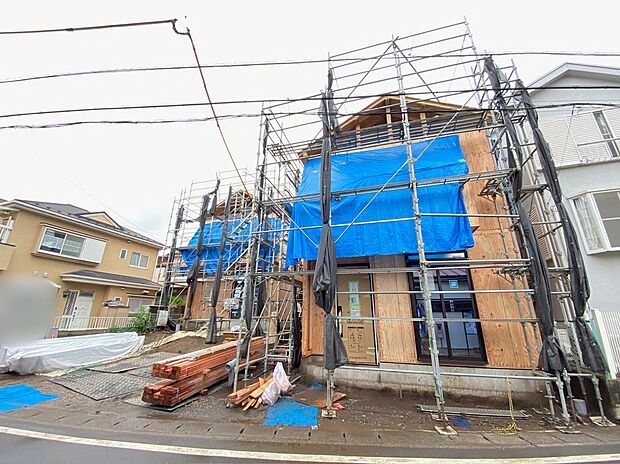 【前面道路含む現地写真】☆街に溶け合う美しい景観を生みだせるシンプルシックでおしゃれな外観と住み心地を考え貫いた設計!「ゆとりある落ち着いた暮らし」を叶えます♪