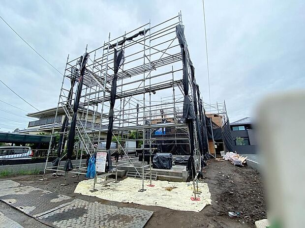 【現地外観写真】☆街に溶け合う美しい景観を生みだしているにも関わらず、採光や風通しを考えて設計された間取り。近隣との視線を考え、街全体で調整される窓位置。外観だけでなく、そこに住まうご家族の心地よさを最優先しました。