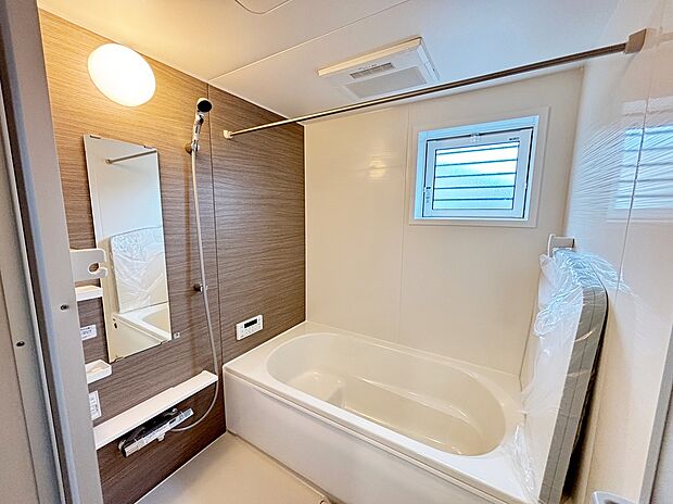 【☆System Bath☆ 】☆System Bath☆
『一日の疲れを落としてくれる場所は、一番落ち着く場所でなければならない』高級感溢れるカラーと大きさ・柔らかな曲線で構成された半身浴も楽しめるバスタブの心地よさを是非!!